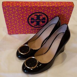 Tory Burch Logo Round Toe Wedge